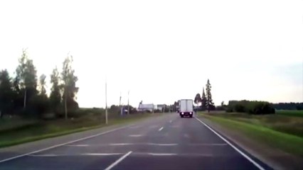 Ciclistas se salvan de milagro tras choque de camiones