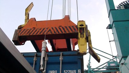 Containers lossen in de haven van Antwerpen