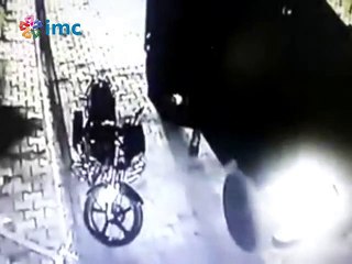 Polisler kendisine engel olmayan motosiklete zarar veriyor