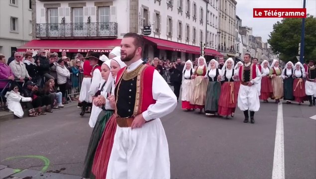 Concarneau. Des milliers de personnes à la grande parade