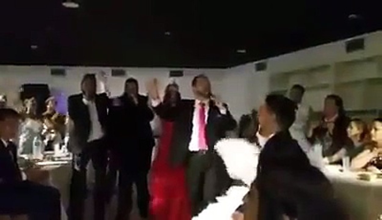 David barrull cantando en la boda de su sobrino