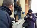 Lo sfogo del poliziotto durante una manifestazione di Bologna