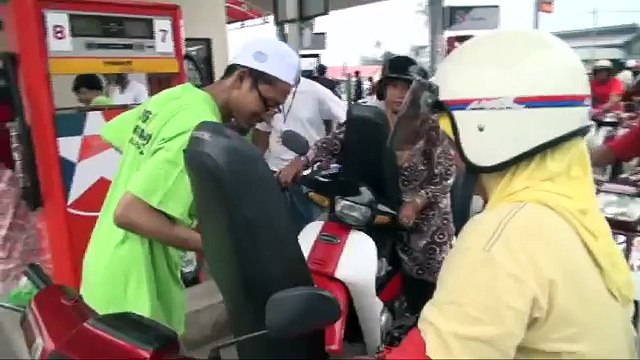 Free petrol for motorcyclists in Kuala Besut