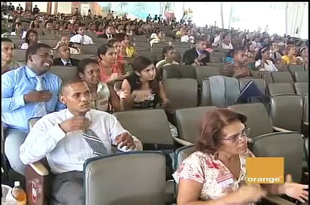 Testigos de Jehová sordomudos se reunen a aprender de Dios.