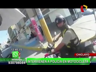 Captan a policía circulando en una motocicleta sin placa