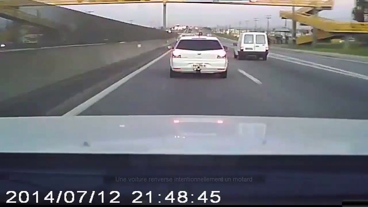 Une voiture renverse intentionnellement un motard