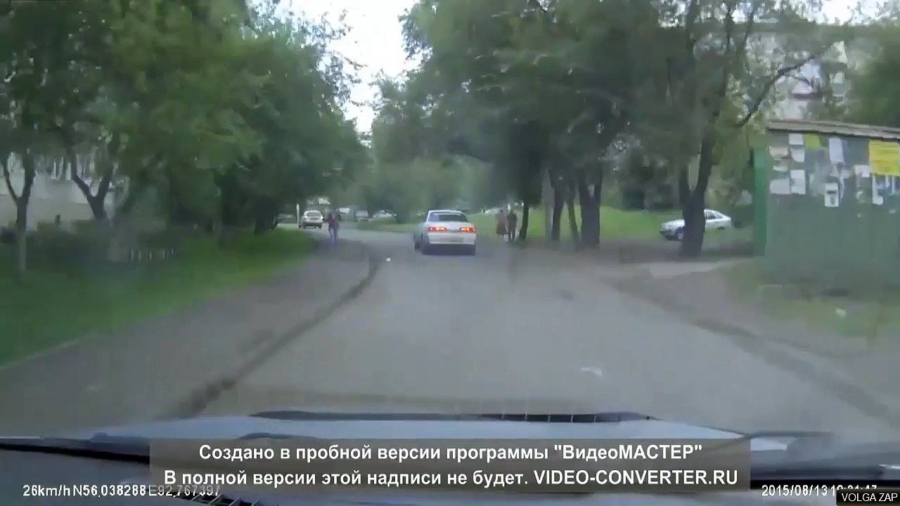 Un automobiliste freine brusquement lorsqu'un enfant traverse la rue