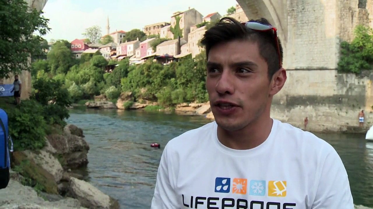 Klippenspringer stürzen sich von Brücke von Mostar