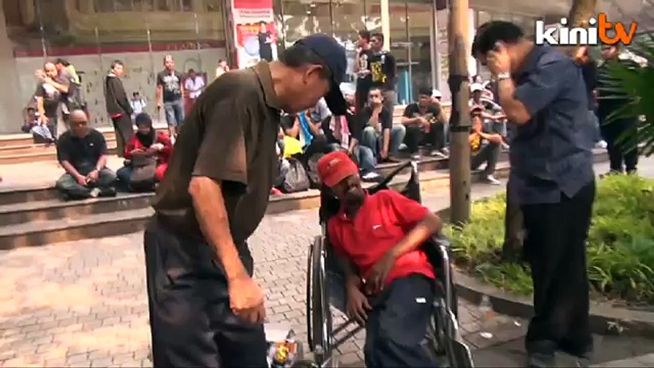 Black 505 (11am): Small crowd gathers at Sogo, Jalan Pekeliling