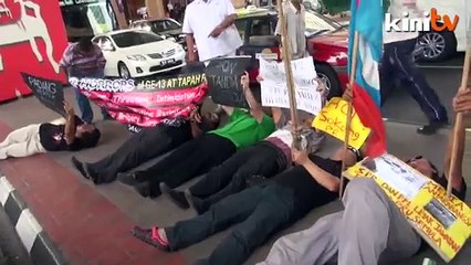 Peserta flashmob 505 'tidur' atas pembahagi jalan