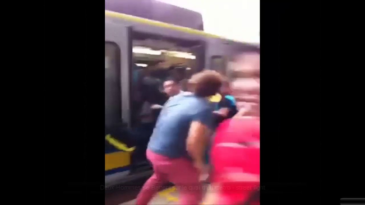 Deux Hommes se Battent sur le quai d'un métro - street fight