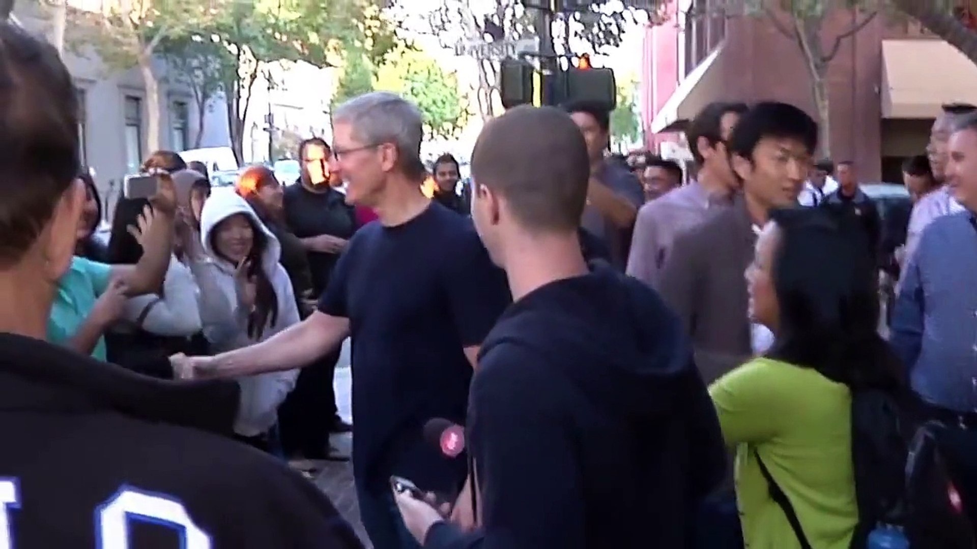 ⁣Tim Cook ajuda a abrir a Apple Store em Palo Alto para vender iPhone 6