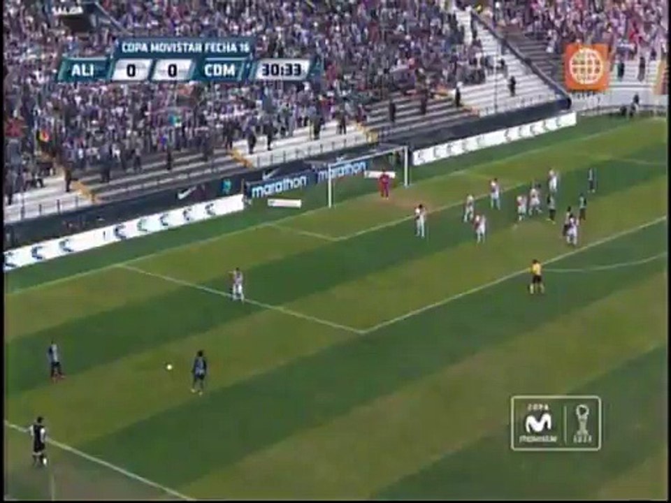 Deportivo Municipal: Bulos pifió y Erick Delgado la sacó de la linea (VÍDEO)