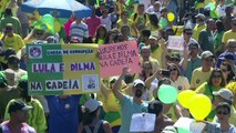Cariocas protestam contra Dilma Rousseff em dia de sol no Rio