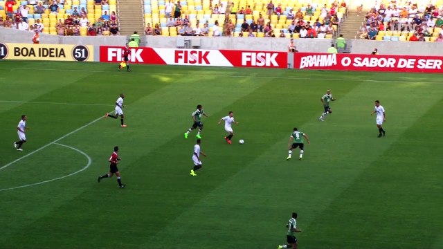 É falta?! Zagueiros do Flu protagonizam lance bizarro no Maraca