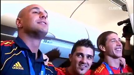 España Celebra el Titulo en el Avion( Reina,Villa y Ramos Borrachos )