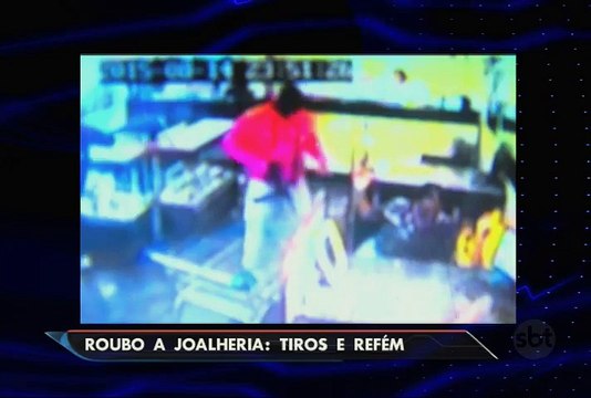 Bandidos assaltam joalheria e fazem refém durante a fuga