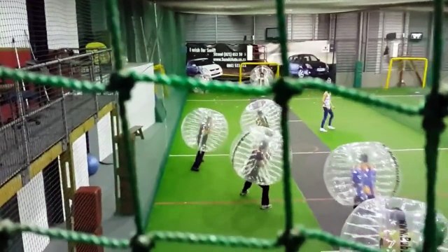 Risas y empujones en el 'fútbol-burbuja'