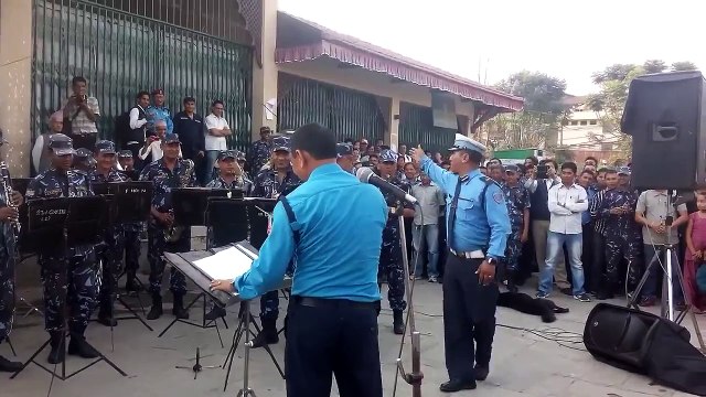 Banda nepalí de policías toca un curioso Gangnam Style