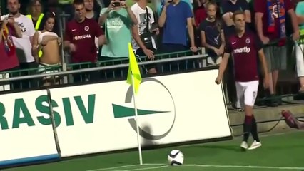 Une femme montre ses seins à un joueur de foot