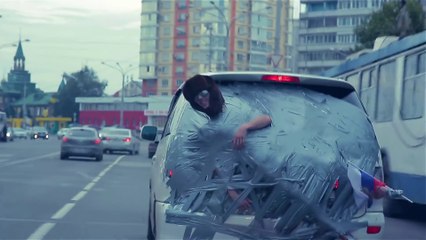 Il se fait scotcher sur le coffre d'une voiture en Russie !!