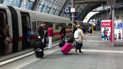 Ein+Ausfahrt ICE 1 in Berlin Hauptbahnhof