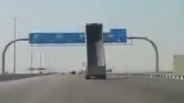 Un camion oublie que sa benne est levée et défonce un panneau d'autoroute