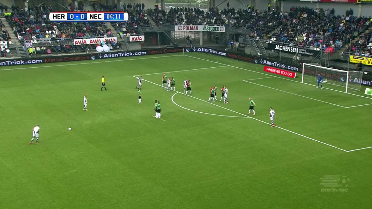 Un coup franc lointain et magnifique aux Pays bas !