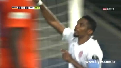 La magnifique doublé d'Eto'o : un but en solo et une reprise de volée