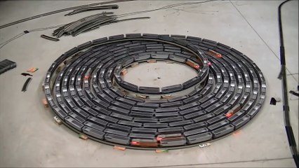 Fast endless Bi-directional spiral with an ho scale train ( side view )