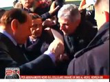 Agresion brutal a Silvio Berlusconi en un mitin en Milan RAINEWS (Secuencia completa)