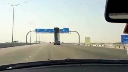 Download Video: Camión se lleva por delante señal de autopista