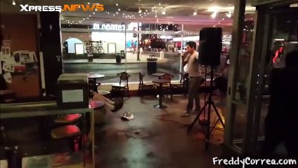 Un humoriste frappe un spectateur venu le provoquer