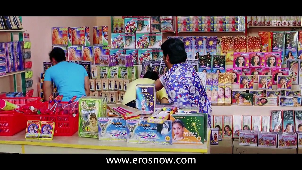 Arshad Warsi Sets Up His Business Of Firecrackers - Golmaal 3