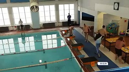 مسابقة سباحة في روسيا شروطها ان تشرب ( زجاجة فودكا ) كامله قبل القفز ههههههه