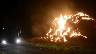 Video: Strobult gaat in vlammen op in Scheemda - RTV Noord