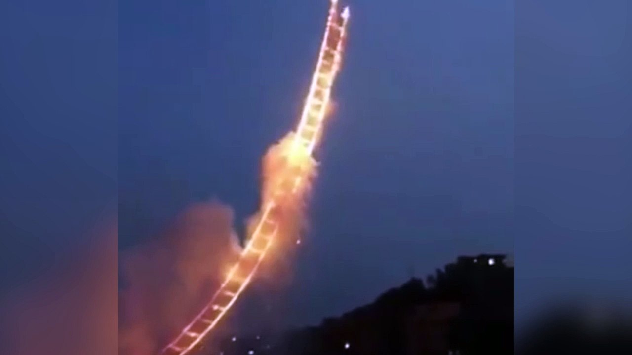 Una escalera de fuegos artificiales hacia el cielo