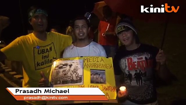 Crowd braves rain to salute jailed student activist