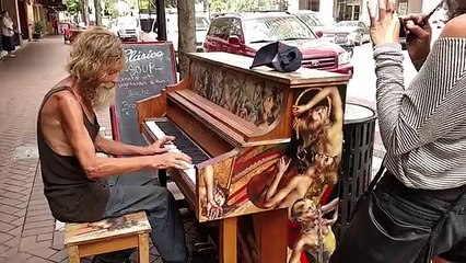 El pianista mendigo sigue cautivando en la calle