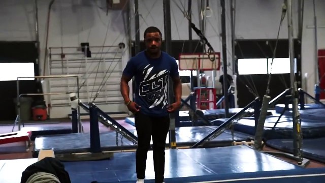 ¡Doble salto mortal hacia atrás para ponerse unos pantalones!