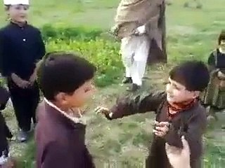 pathan bachon ka ek dosry k chehray par thapar marny ka mukabla