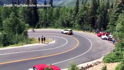 Bisiklet hızlı şekilde arabaya çarpıyor