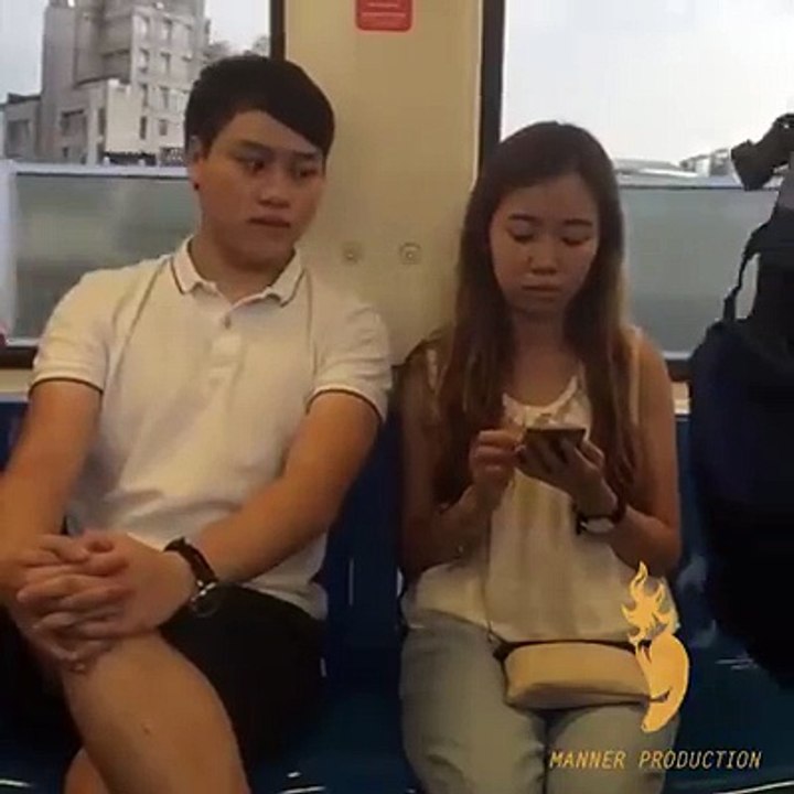 Çaktırmadan bakmakta master yapan genç