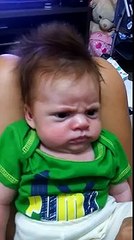 Ce bébé fâché a le sourire difficile