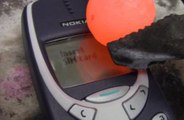 Así destruyeron un Nokia 3310 con un metal incandescente