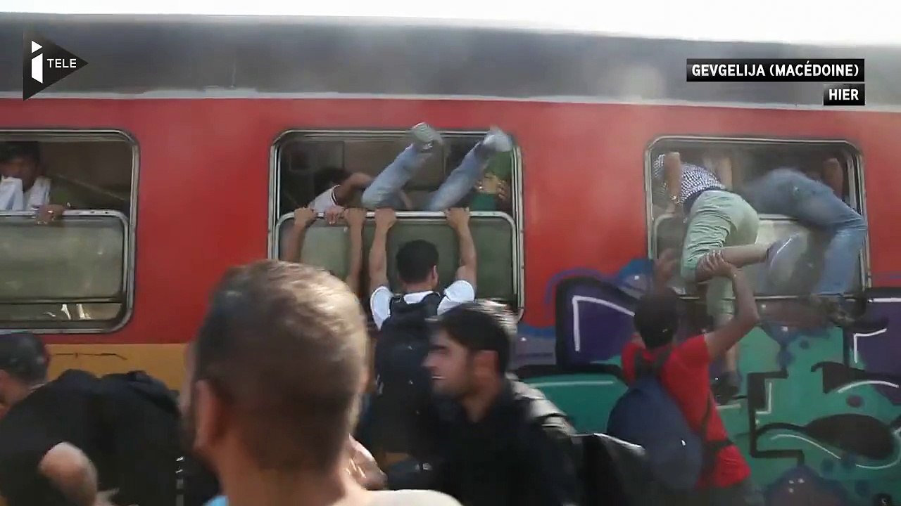Des centaines de migrants prennent d'assaut un train