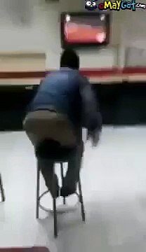 At yarışı izlerken kendinden geçen dayı