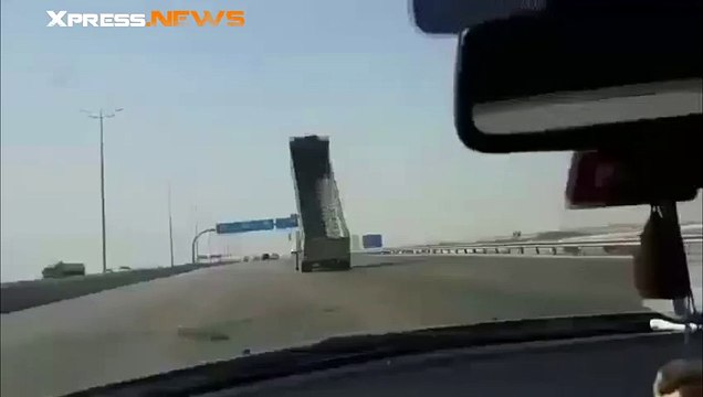 Un camion benne arrache un panneau d'autoroute