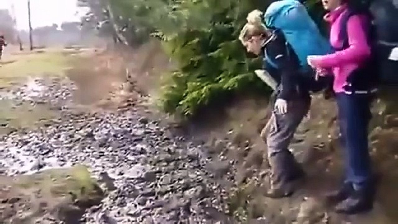 ★★Girl falls in mud - 2013 (HD &3D) ★★