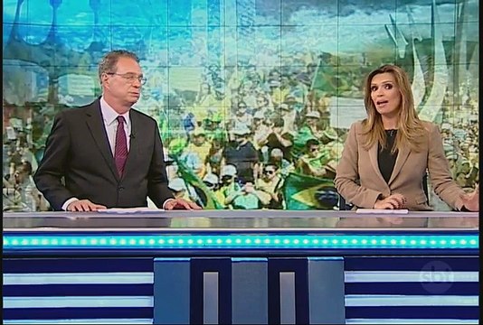 Manifestantes cantam Hino Nacional em protesto contra o governo